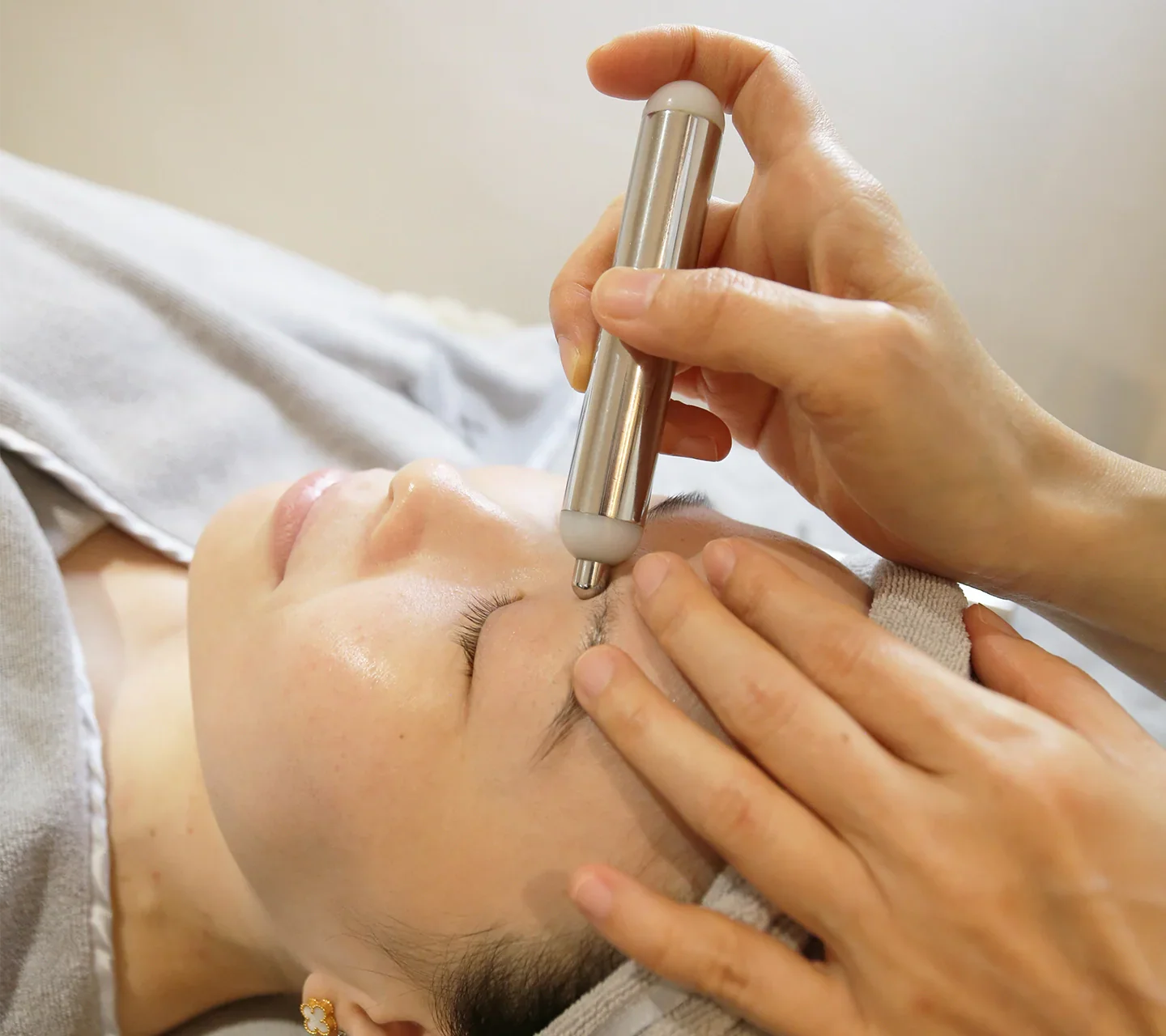 Professional meridian therapy facial treatment at VII SKINN wellness spa Singapore